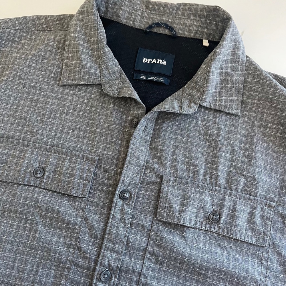 prAna Men's Garvan Short Sleeve Button Down Shirt Vented medium Gray hiking